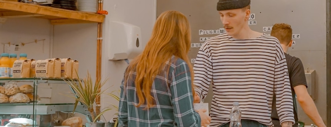 klant-in-koffiebar-service-concept